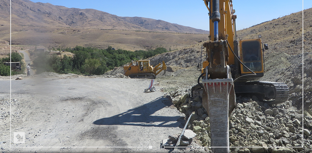 اعزام ماشین آلات در جهت راهسازی و عمران روستاهای بخش بایگ